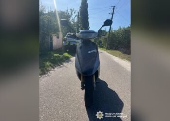 У Ржищеві 19-річний юнак викрав мопед біля супермаркету